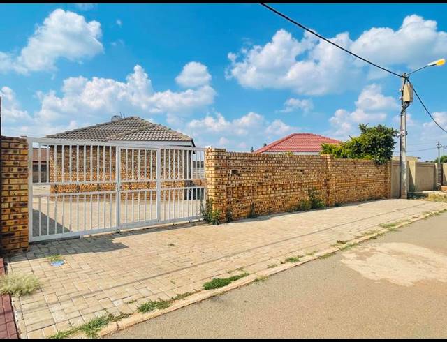 2 BEDROOM HOUSE FOR SALE IN LENASIA EXT 1